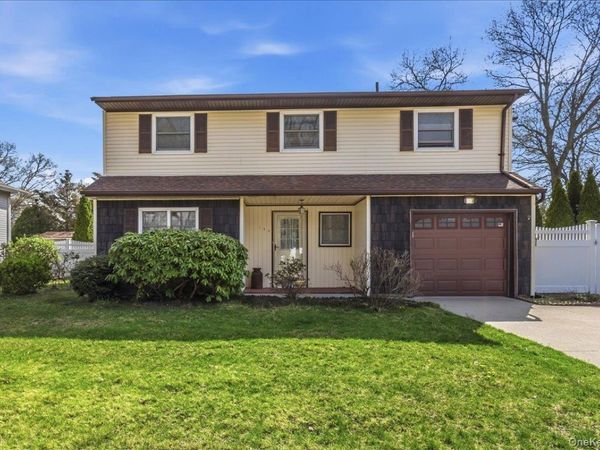 123 Avenue B , Holbrook, NY 11741