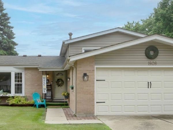 1909 E Maya Lane, Mount Prospect, IL 60056
