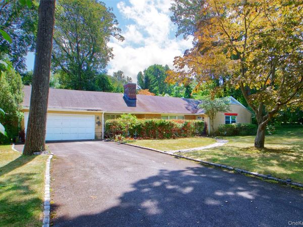 82 The Serpentine, Roslyn, NY 11576