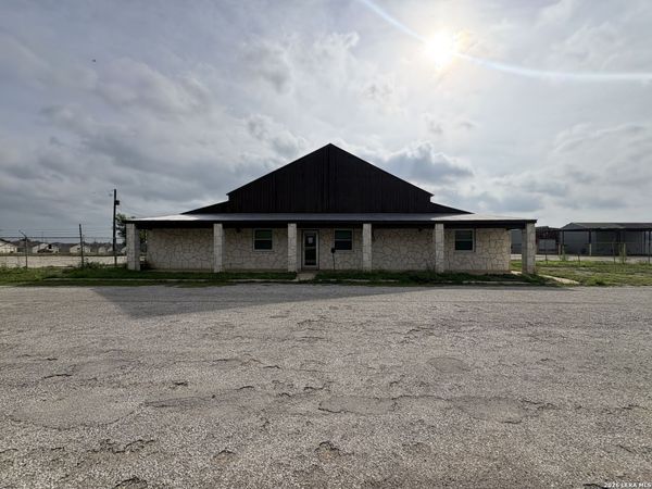 1500 Simmons Ave, Jourdanton, TX 78026
