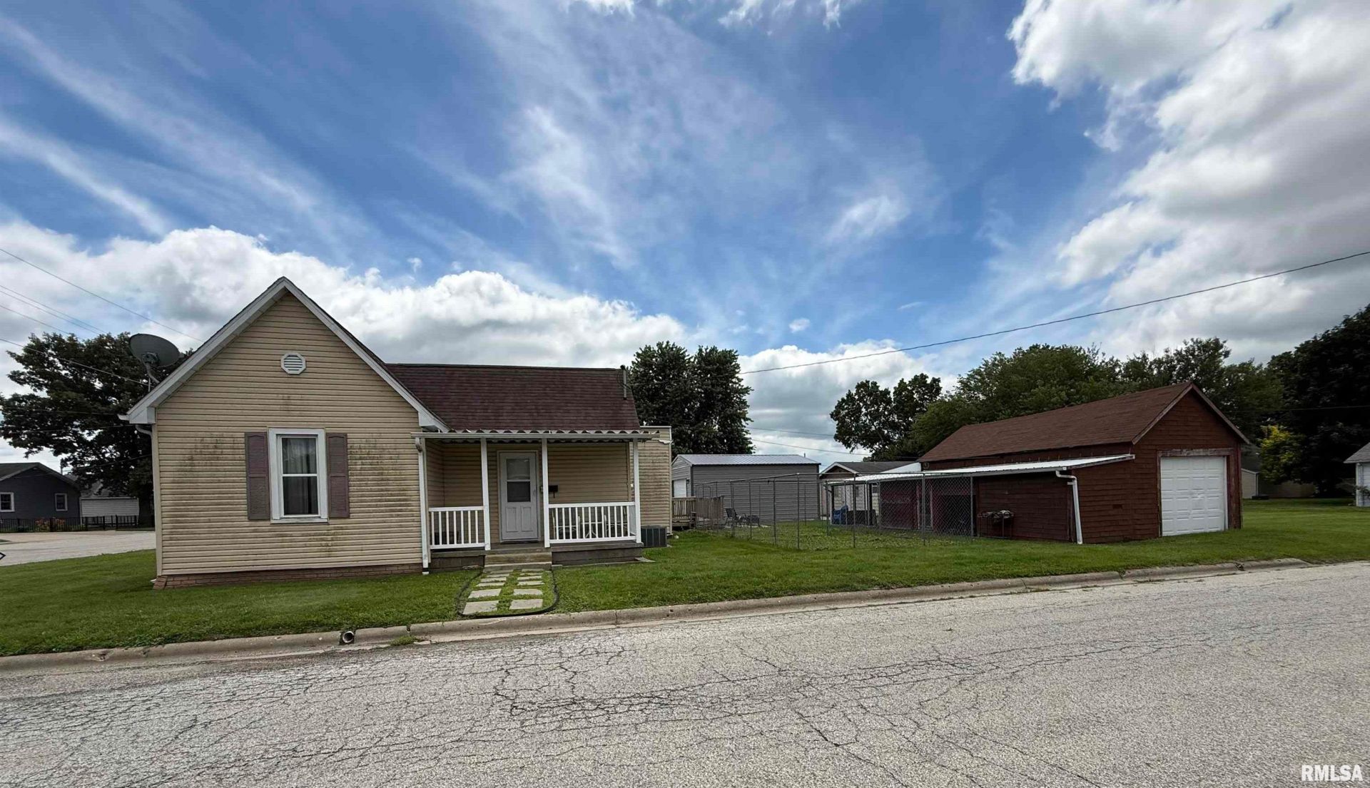 1100 S 6th Avenue, Canton, IL 61520 Main Photo