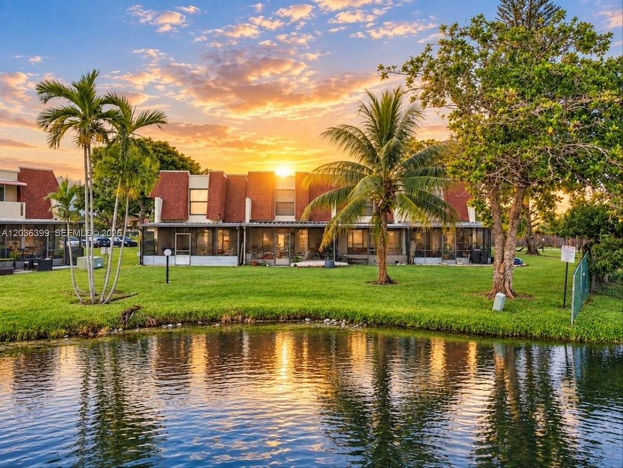 8902 Palm Tree Ln, Unit 8902, Pembroke Pines, FL 33024 Photo