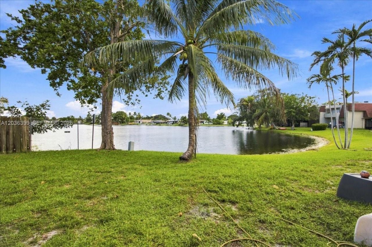 8902 Palm Tree Ln, Unit 8902, Pembroke Pines, FL 33024 Photo