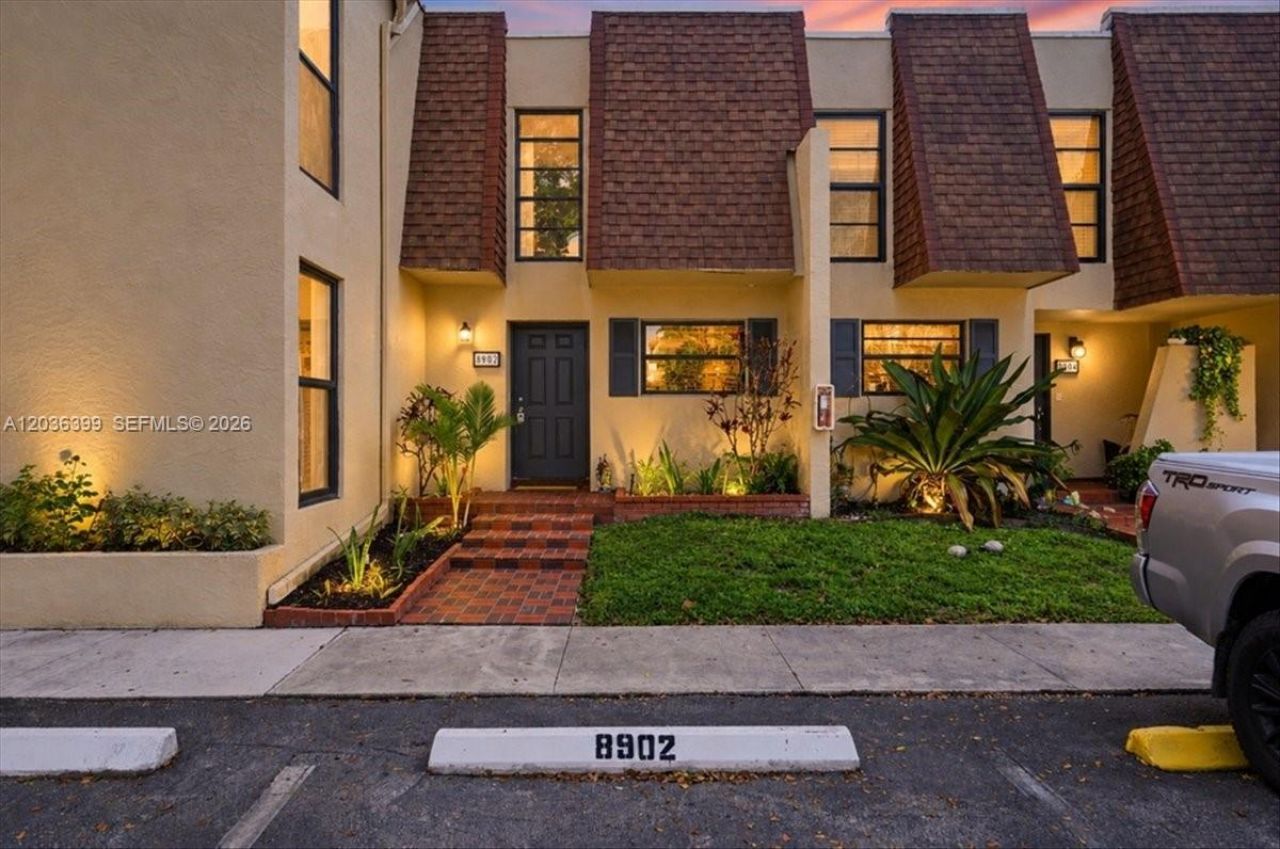 8902 Palm Tree Ln, Unit 8902, Pembroke Pines, FL 33024 Photo