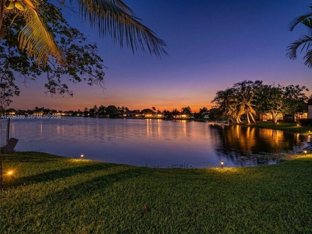 8902 Palm Tree Ln, Unit 8902, Pembroke Pines, FL 33024 Photo
