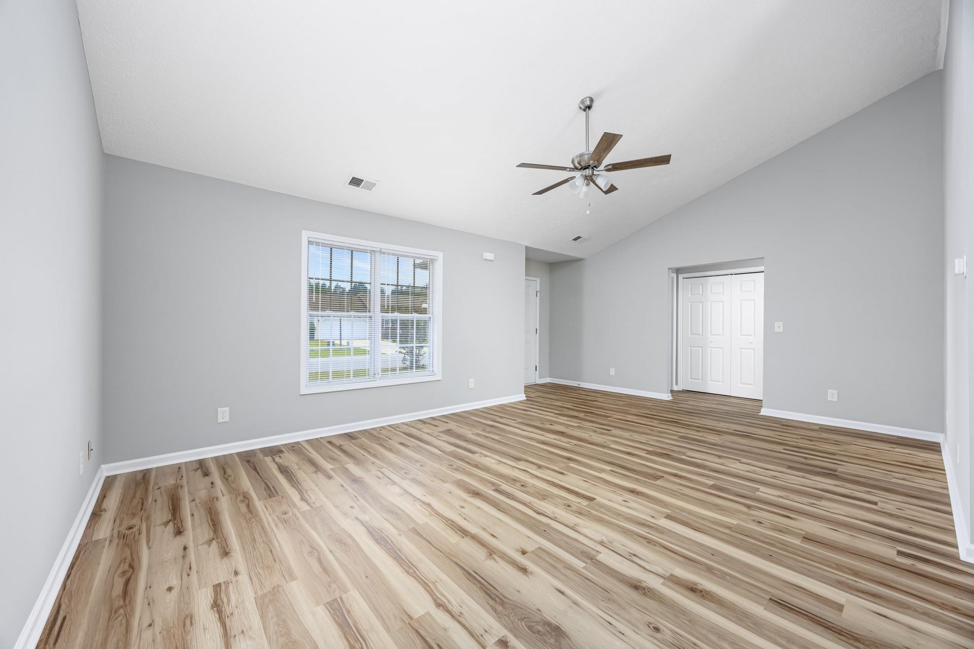 598 W Perry Rd. Photo 3