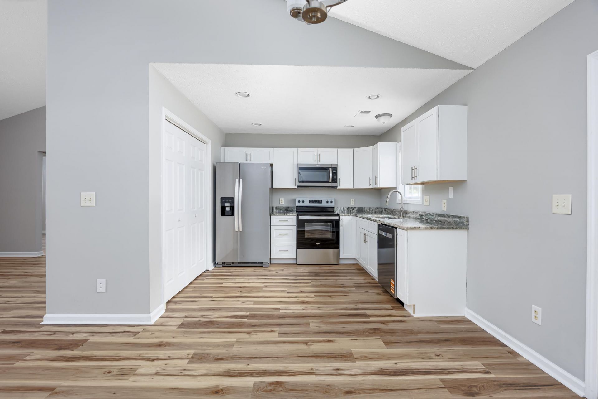 598 W Perry Rd. Photo 9