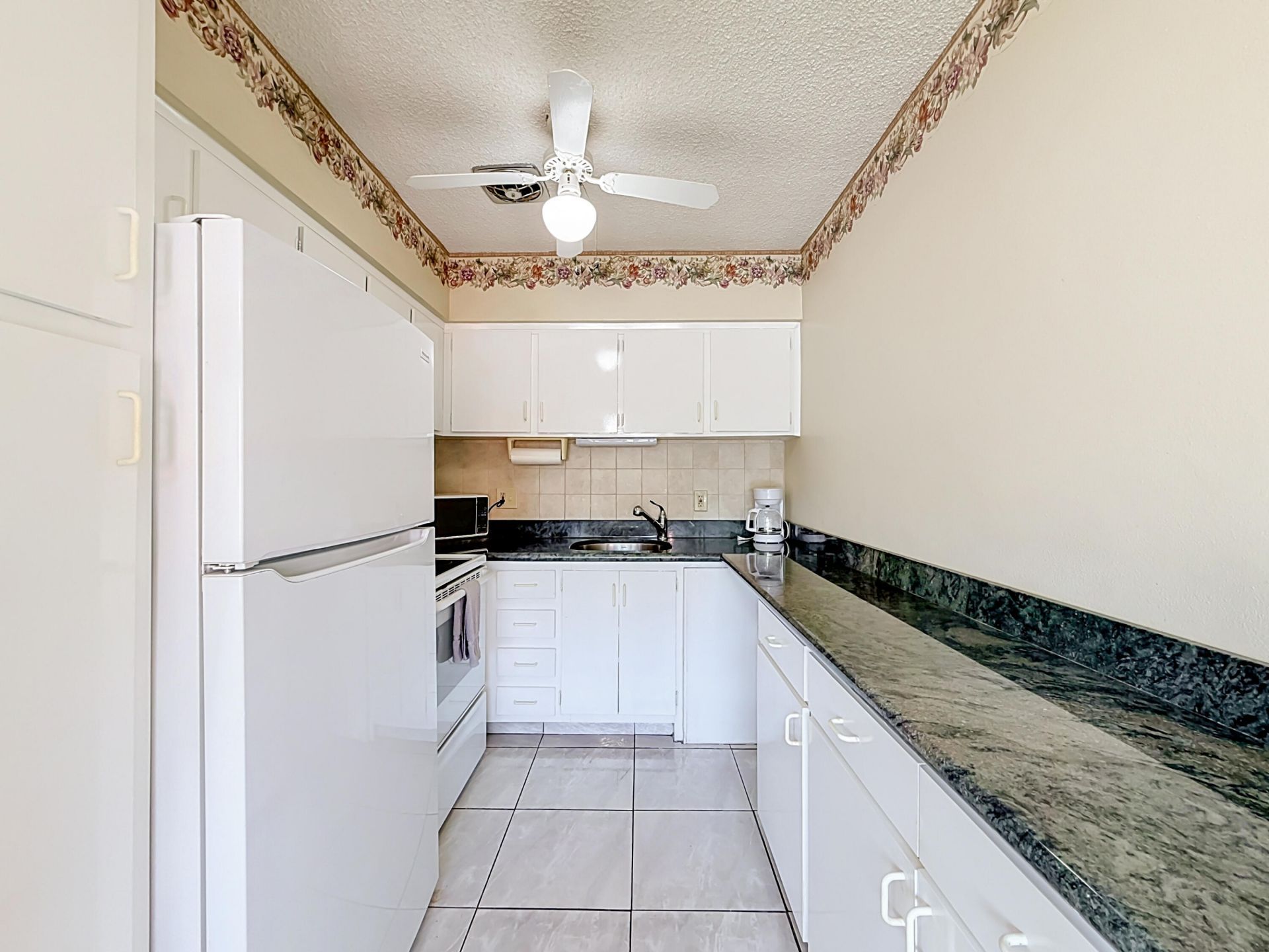 1050 SW 11th Street, Unit L2, Hallandale Beach, FL 33009 Photo