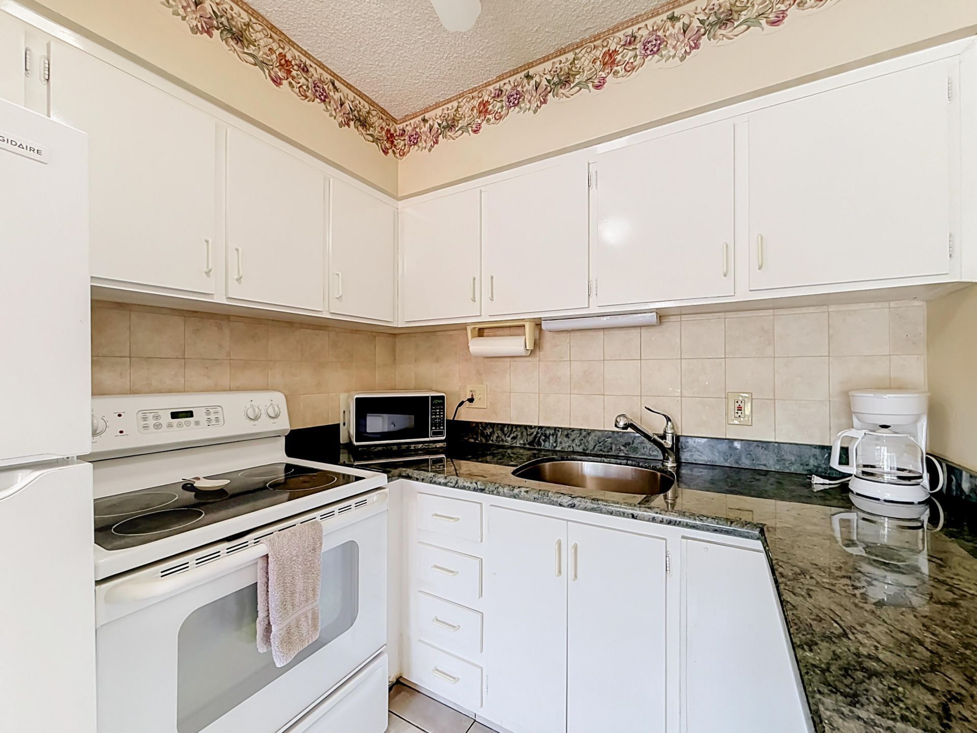 1050 SW 11th Street, Unit L2, Hallandale Beach, FL 33009 Photo