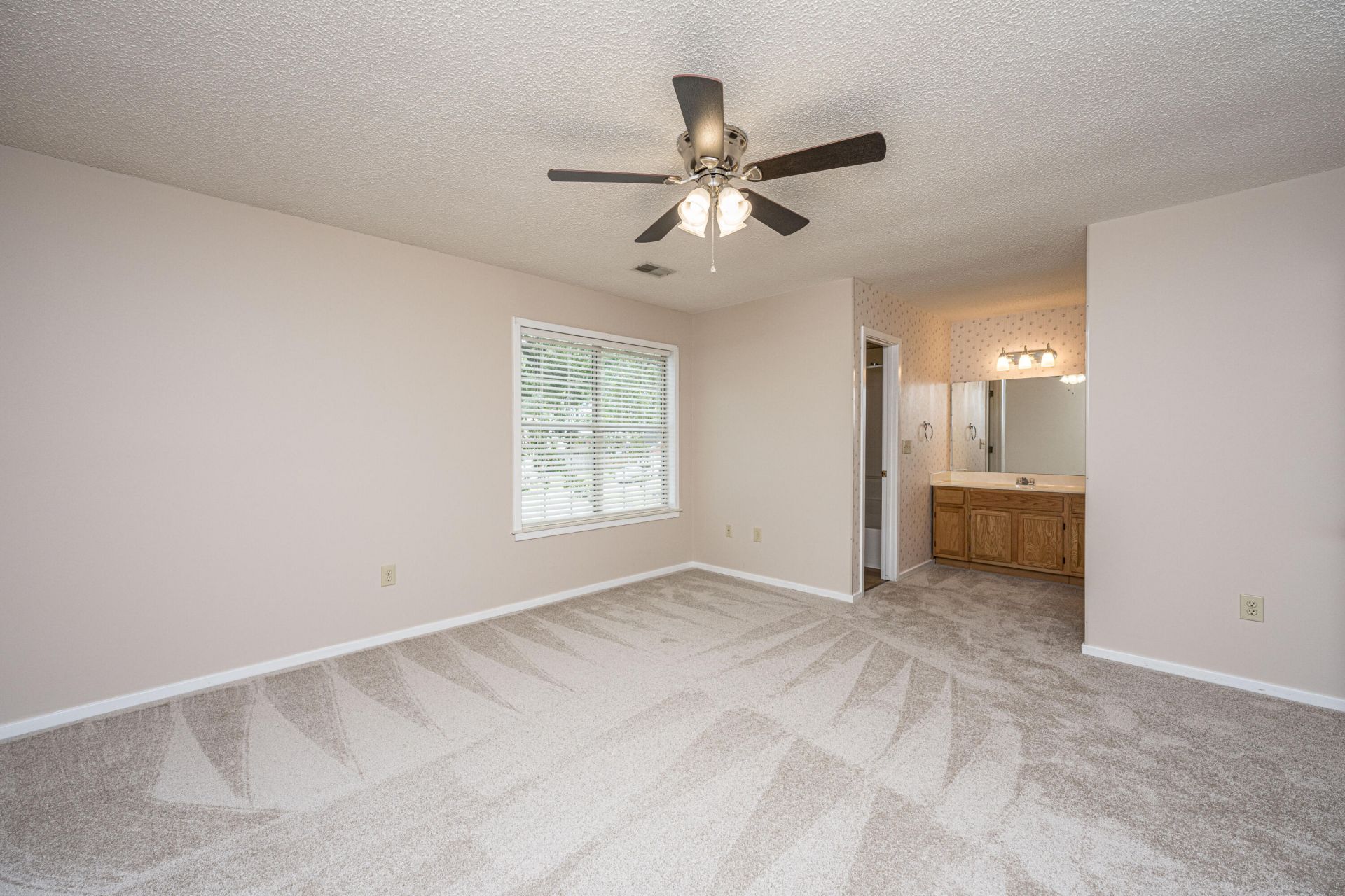108 Round Table Lane Photo 13