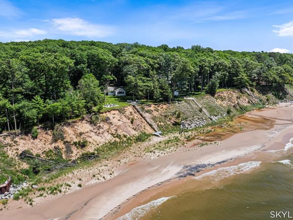 2121 N Scenic Drive, Muskegon, MI 49445