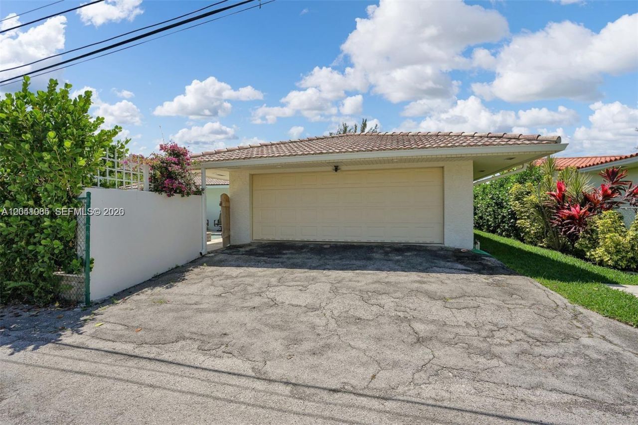 2255 NE 120th St , North Miami, FL 33181 Photo
