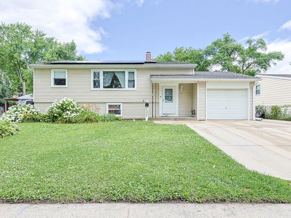 1412 Windsor Circle, Carpentersville, IL 60110