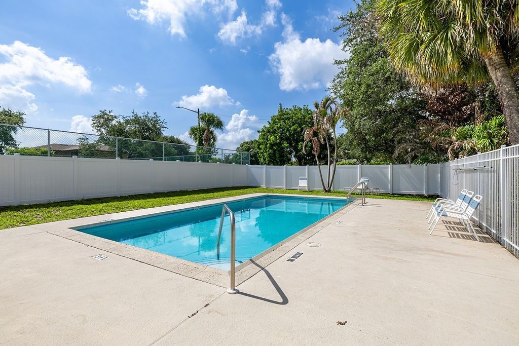 1542 N Lawnwood Circle, Unit 37D, Fort Pierce, FL 34950 Photo