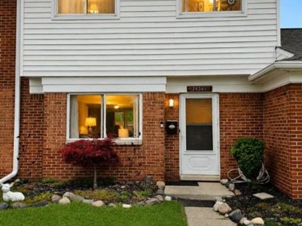 20301 15 Mile Rd, Clinton Twp, MI 48035