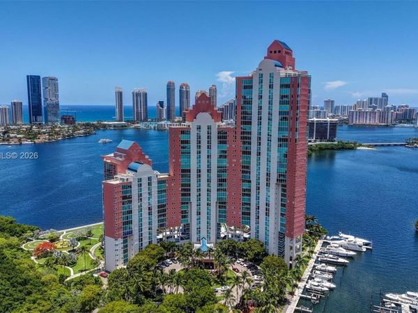 3370 Hidden Bay Dr , Unit #UPH3715, Aventura, FL 33180
