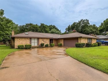 4533 Cinnamon Hill Drive , Fort Worth, TX 76133