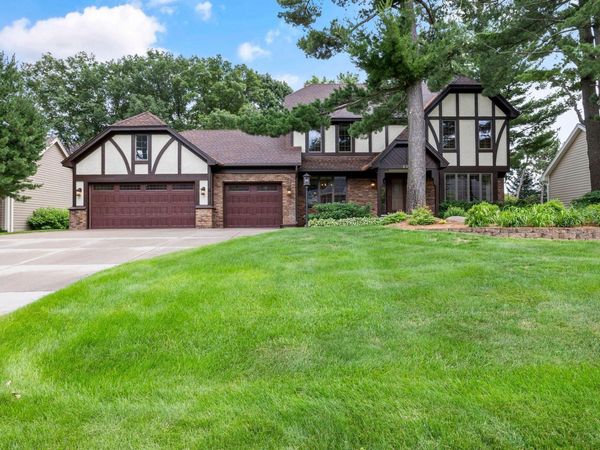 8941 Hunters Trail, Woodbury, MN 55125