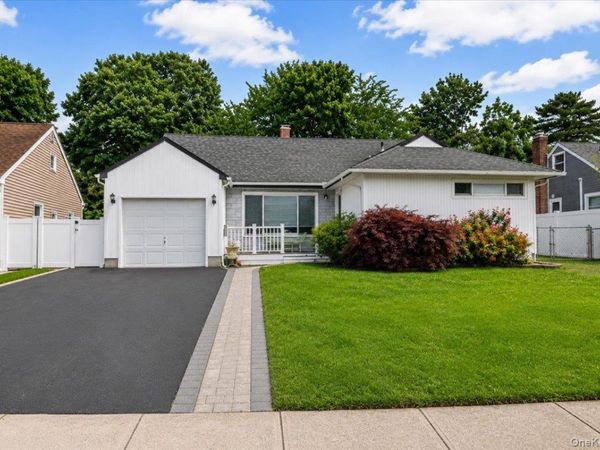 512 Farmranch Road E, Bethpage, NY 11714