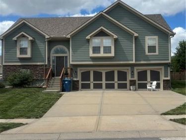 1913 White Tail Lane, Liberty, MO 64068
