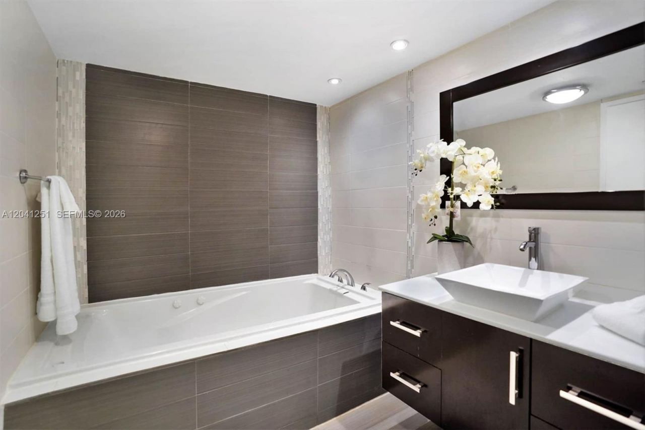 1717 N Bayshore Dr, Unit D-3931, Miami, FL 33132 Photo