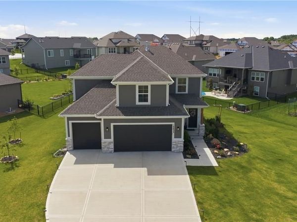 18833 Bittersweet Drive, Spring Hill, KS 66083
