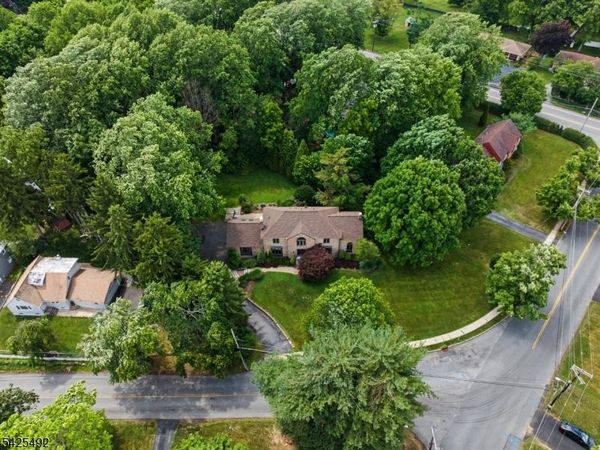 4 Unneberg Ave, Roxbury, NJ 07876