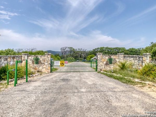 28 N River Place Rd, Rio Frio, TX 78879