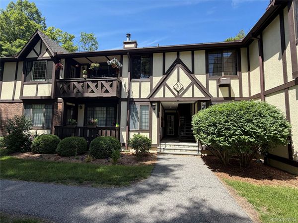20 Foxwood Drive, Unit 1, Pleasantville, NY 10570