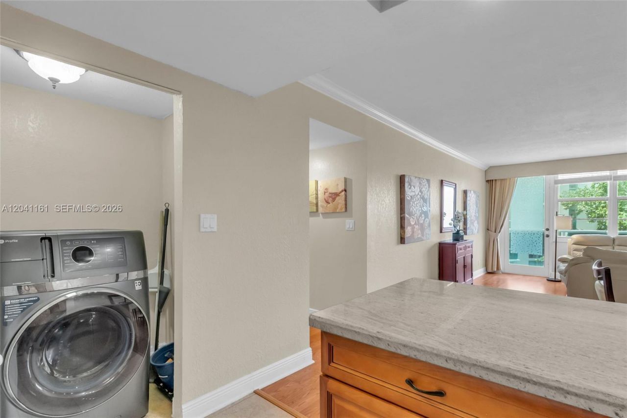 3725 S Ocean Dr, Unit 422, Hollywood, FL 33019 Photo