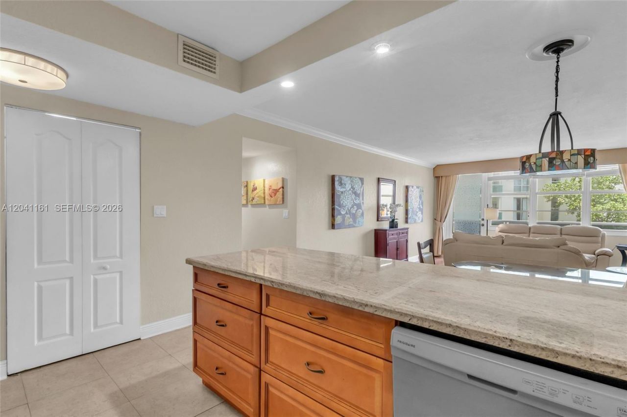 3725 S Ocean Dr, Unit 422, Hollywood, FL 33019 Photo