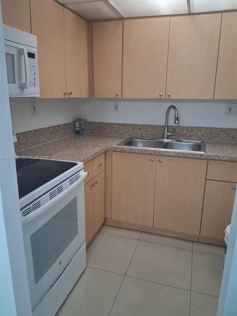 4675 W 18th Ct , Unit 606, Hialeah, FL 33012 Photo