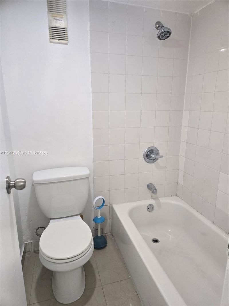 4675 W 18th Ct , Unit 606, Hialeah, FL 33012 Photo
