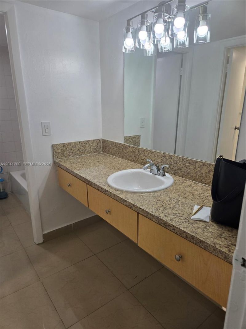 4675 W 18th Ct , Unit 606, Hialeah, FL 33012 Photo