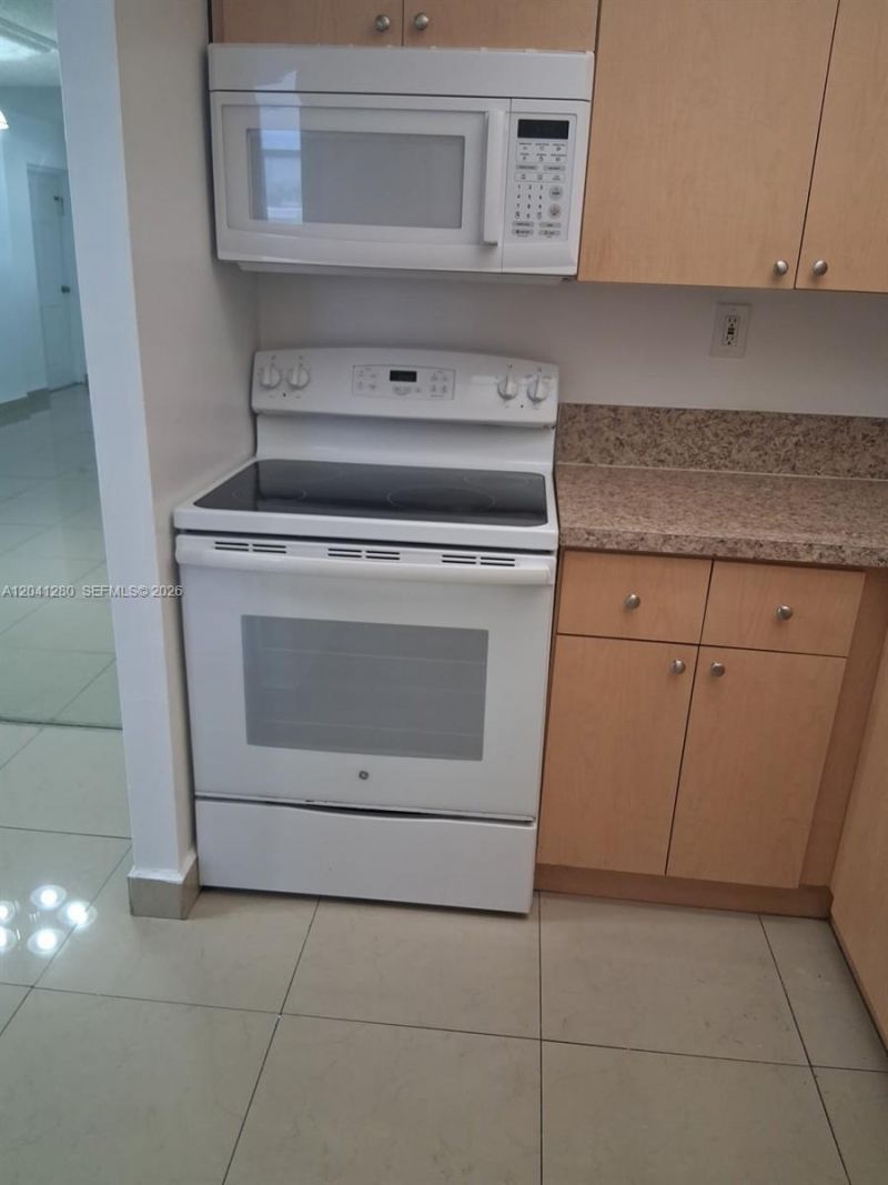 4675 W 18th Ct , Unit 606, Hialeah, FL 33012 Photo