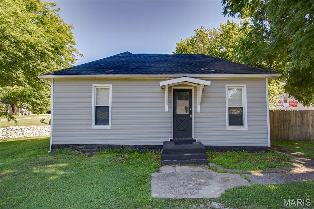 907 Voge Street, Staunton, IL 62088 Main Photo