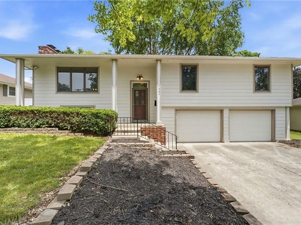 305 SW Marion Lane, Lee's Summit, MO 64081