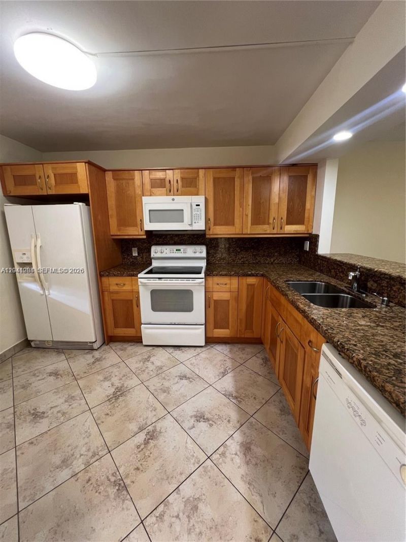 379 Lakeview Dr , Unit 205, Weston, FL 33326 Photo