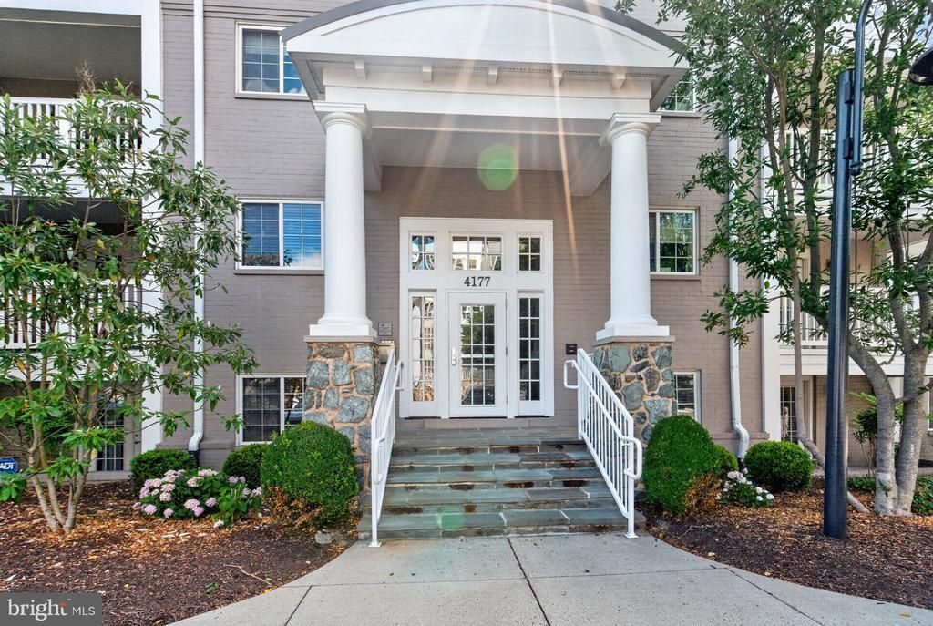 4177 S Four Mile Run Drive, Unit 302, Arlington, VA 22204 Main Photo