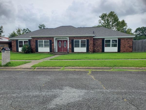 2102 Pear , DeRidder, LA 70634