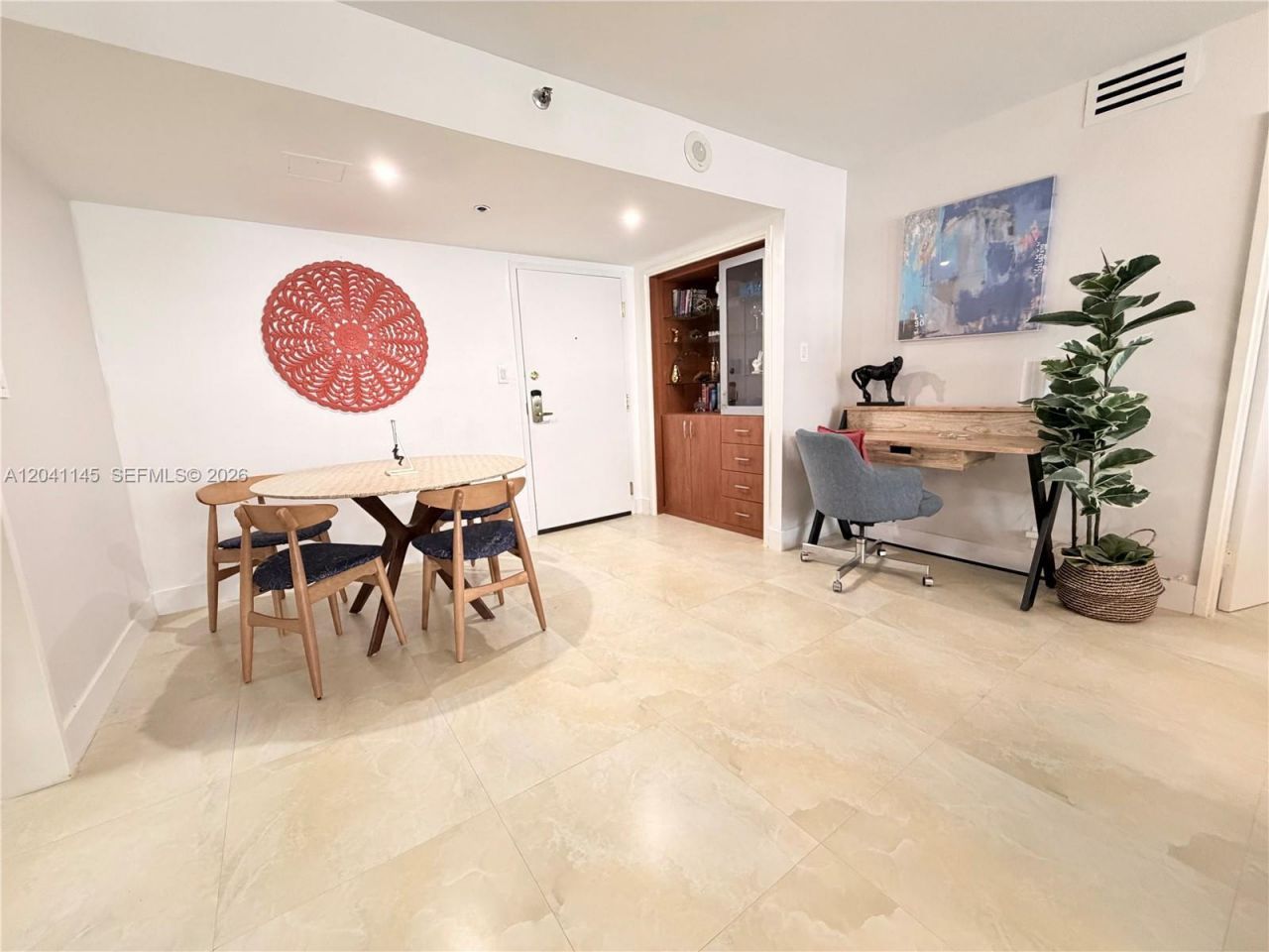 5225 Collins Ave , Unit 914, Miami Beach, FL 33140 Photo