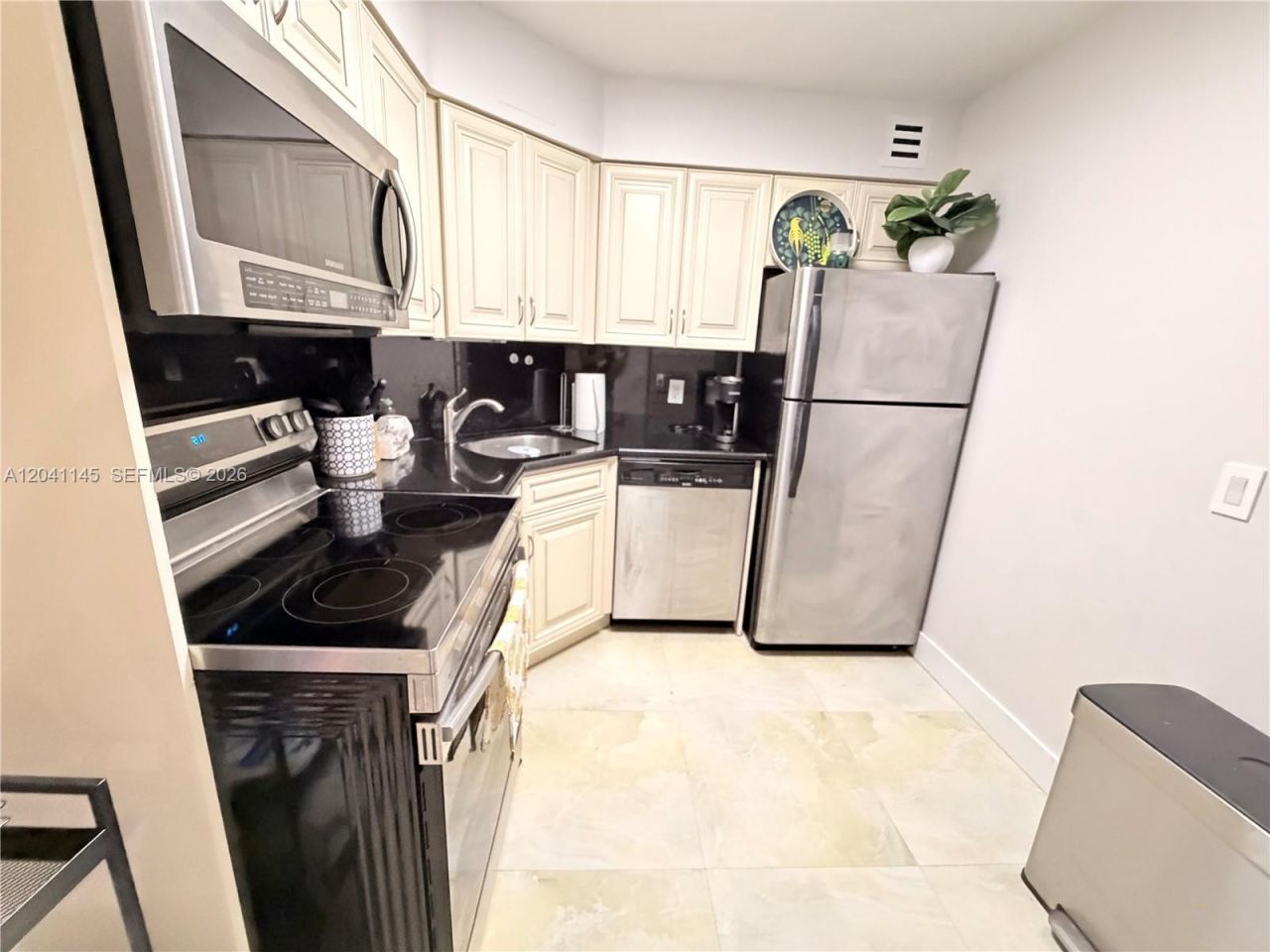 5225 Collins Ave , Unit 914, Miami Beach, FL 33140 Photo