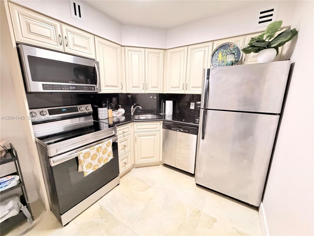5225 Collins Ave , Unit 914, Miami Beach, FL 33140 Photo