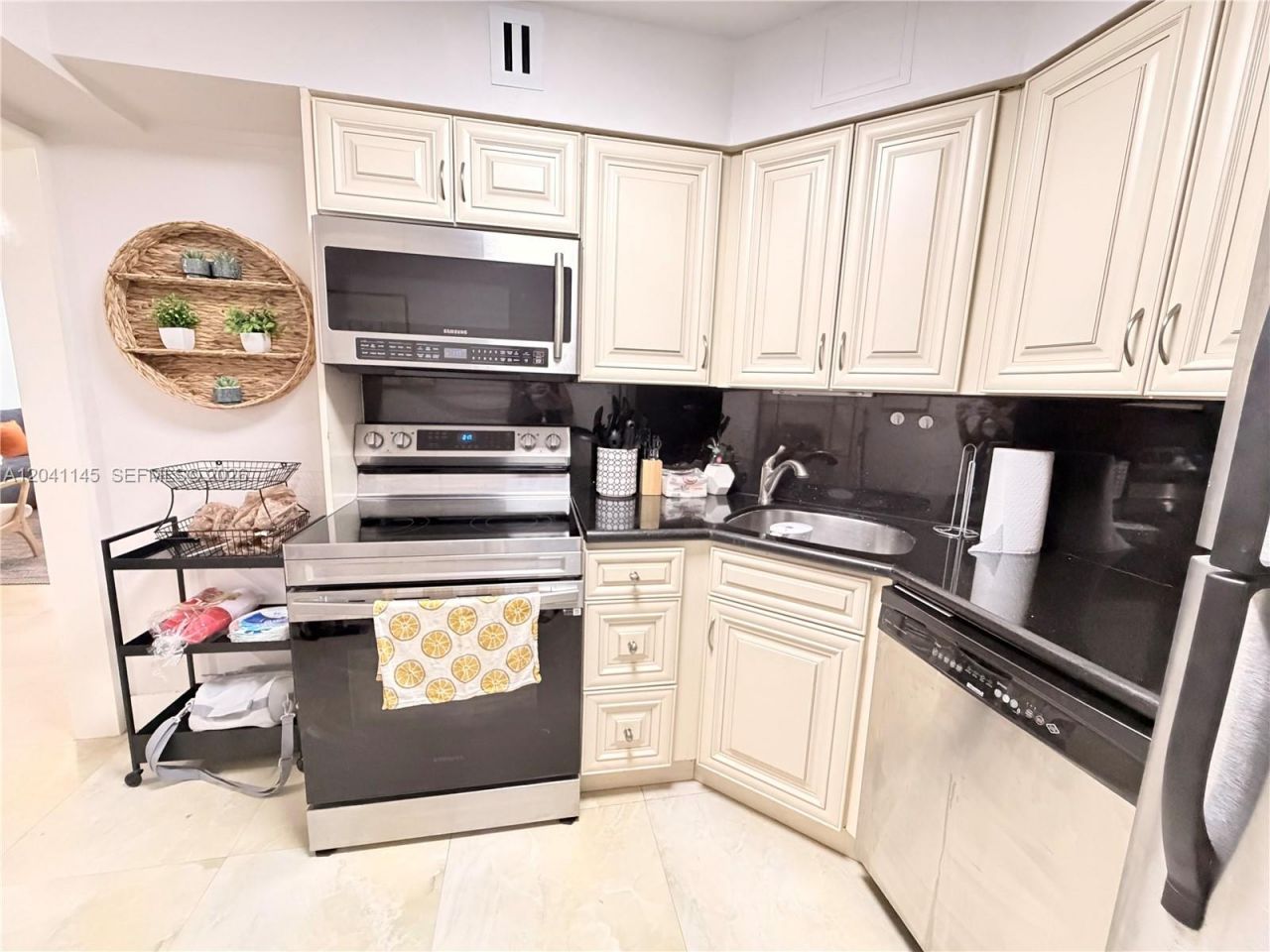 5225 Collins Ave , Unit 914, Miami Beach, FL 33140 Photo