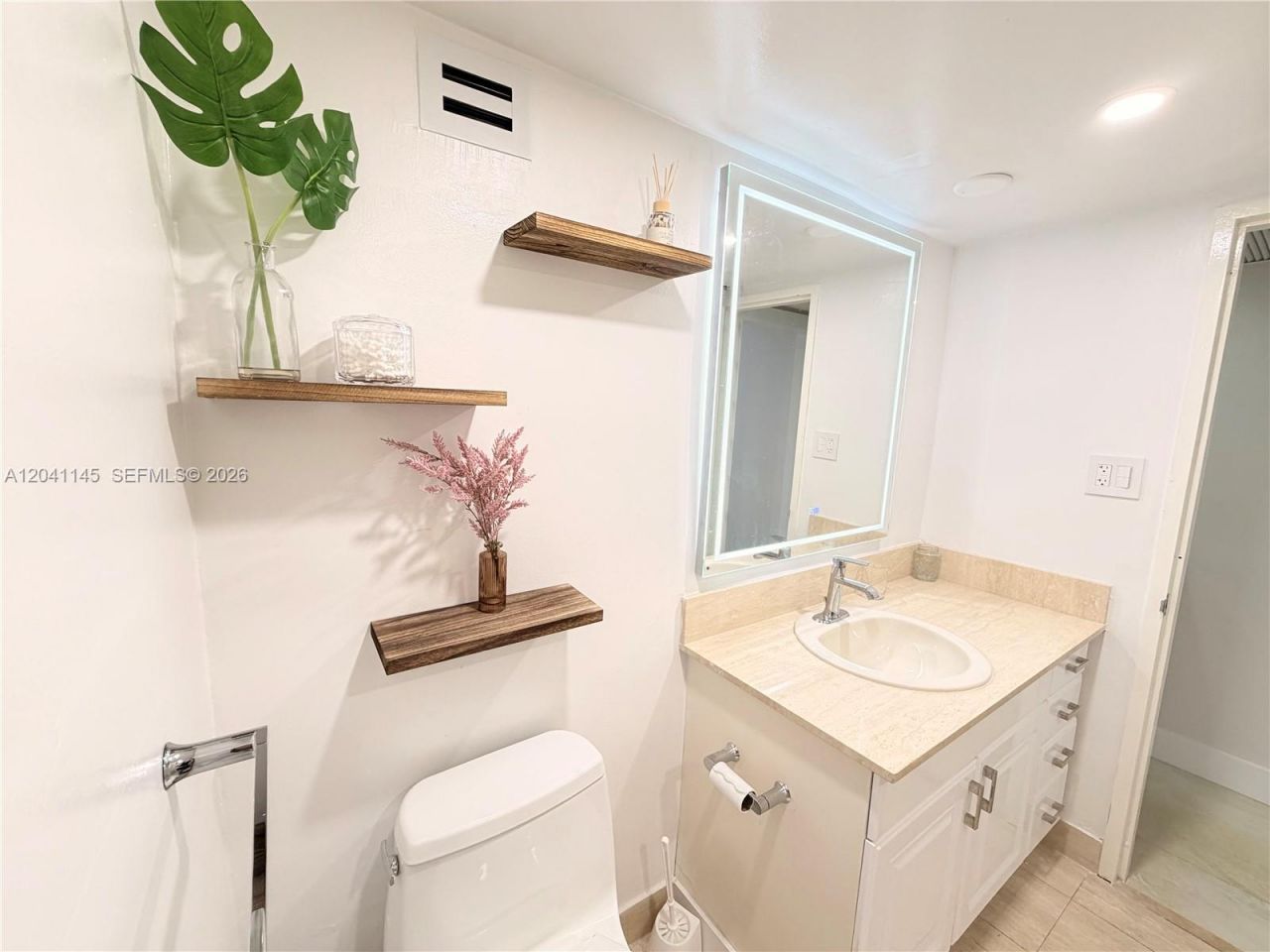 5225 Collins Ave , Unit 914, Miami Beach, FL 33140 Photo