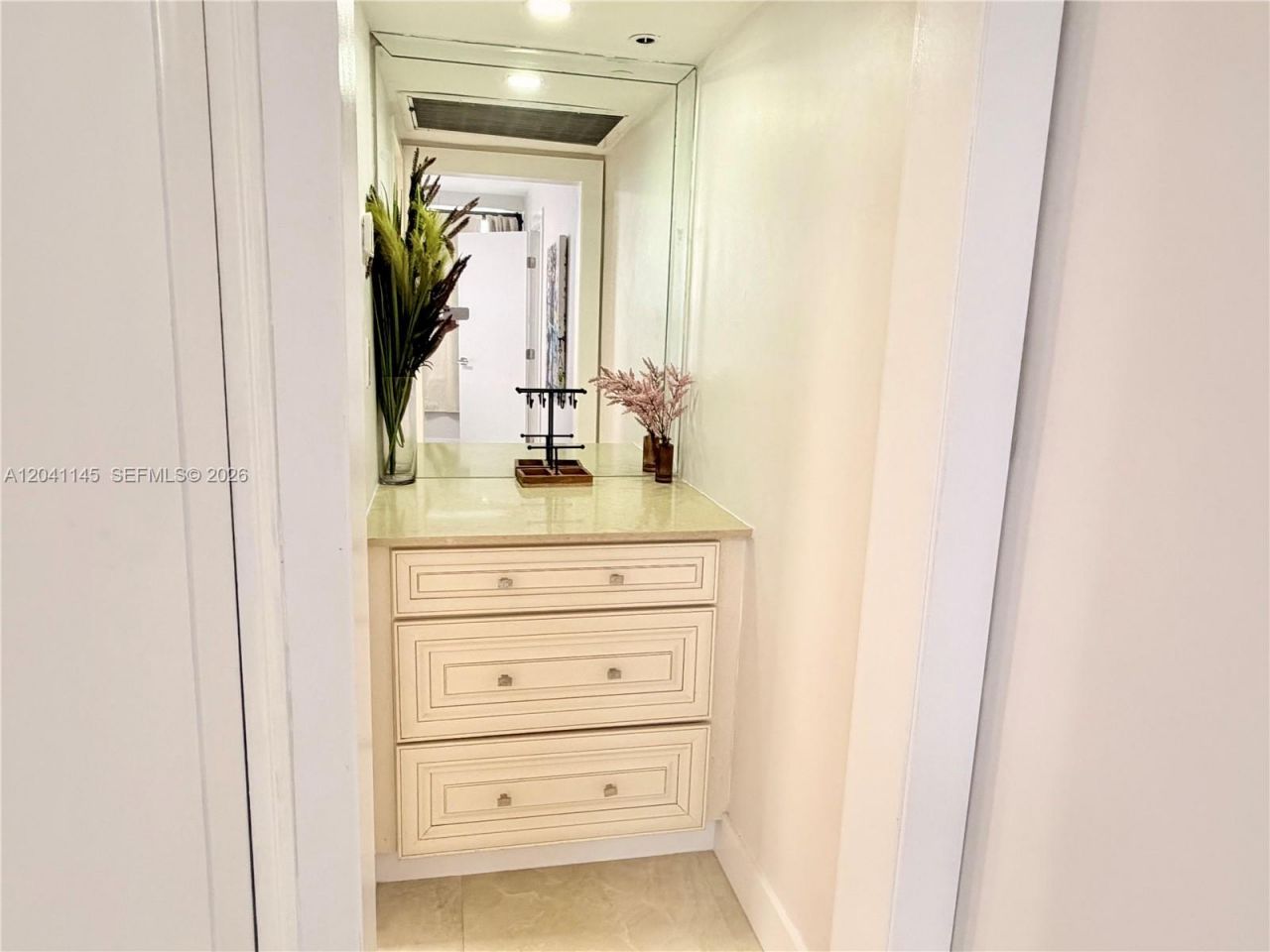 5225 Collins Ave , Unit 914, Miami Beach, FL 33140 Photo