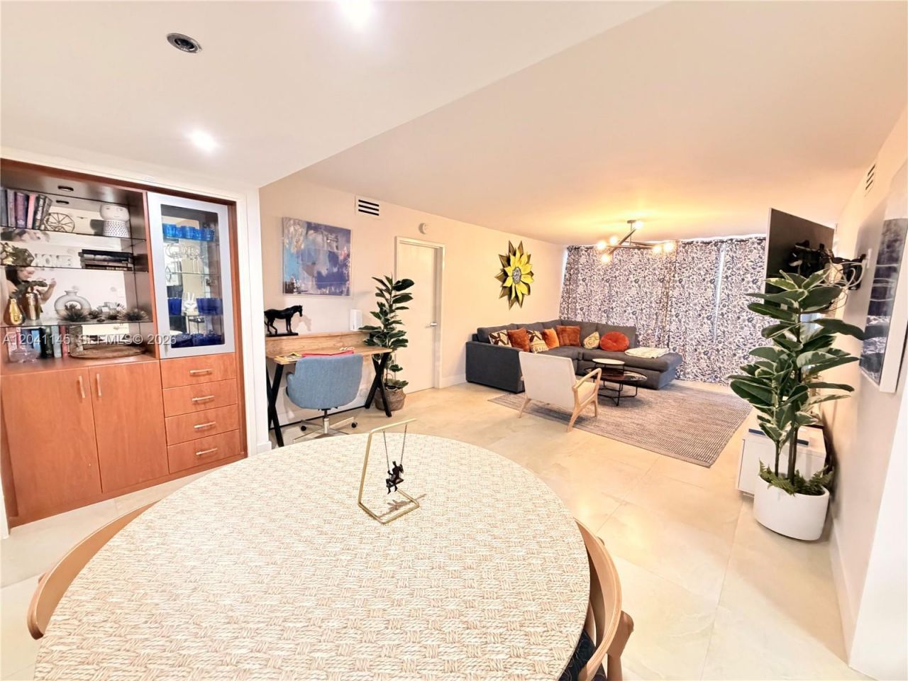 5225 Collins Ave , Unit 914, Miami Beach, FL 33140 Photo