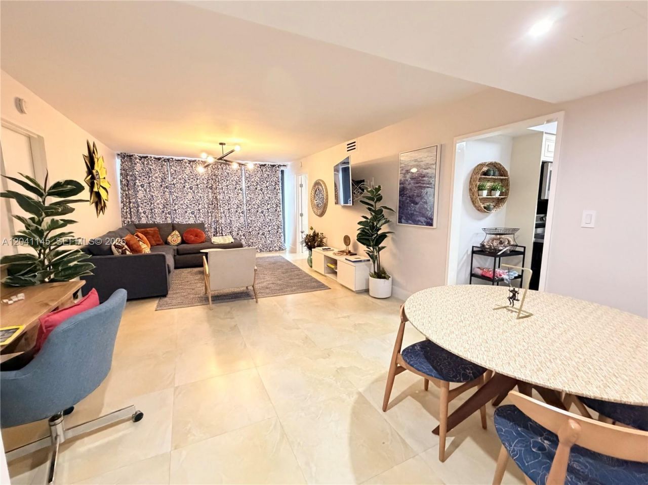 5225 Collins Ave , Unit 914, Miami Beach, FL 33140 Photo
