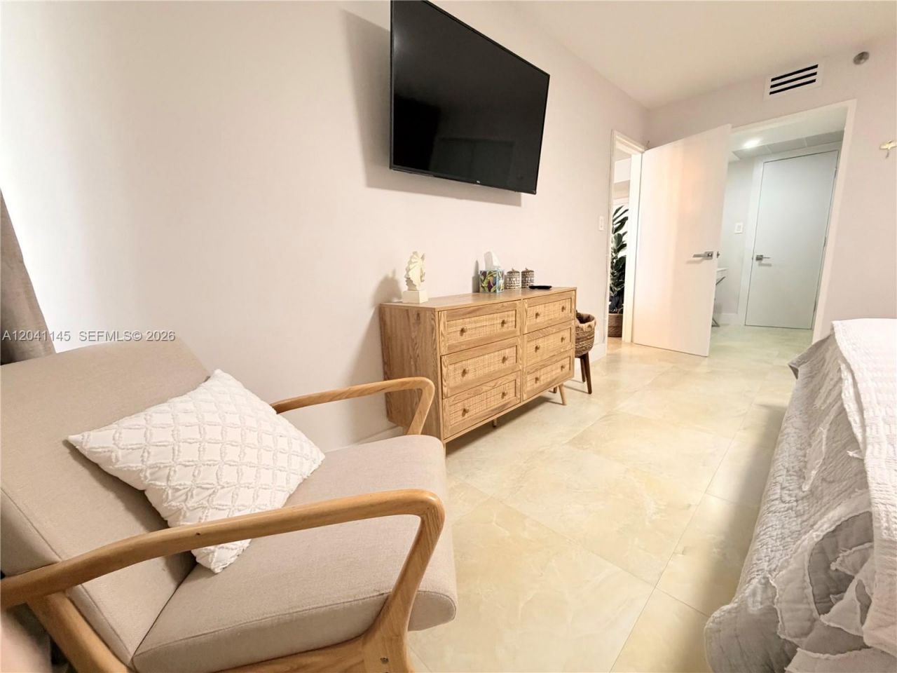 5225 Collins Ave , Unit 914, Miami Beach, FL 33140 Photo