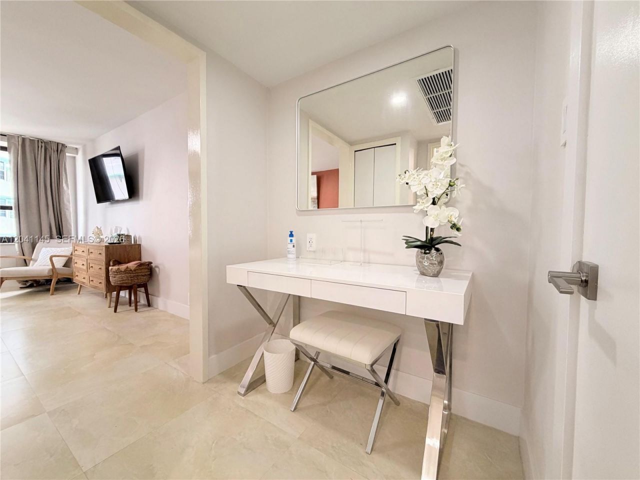 5225 Collins Ave , Unit 914, Miami Beach, FL 33140 Photo
